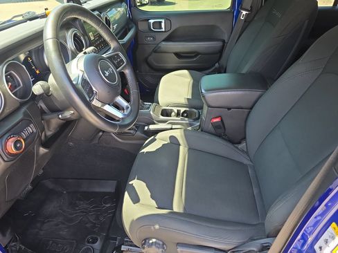 Used 2018 Jeep Wrangler Unlimited Sahara AWD/4WD image 8