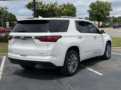 Used 2023 Chevrolet Traverse Premier FWD image 2