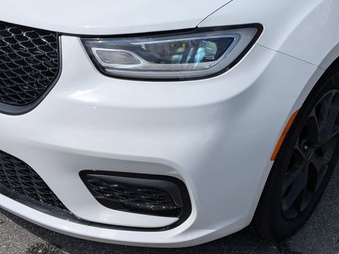 Used 2025 Chrysler Pacifica Limited image 9