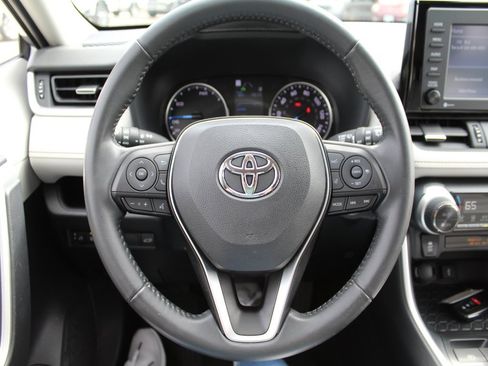 Used 2022 Toyota RAV4 XLE Premium image 21