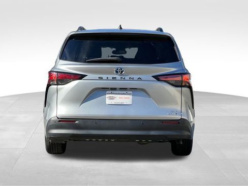 Used 2021 Toyota Sienna XLE image 4