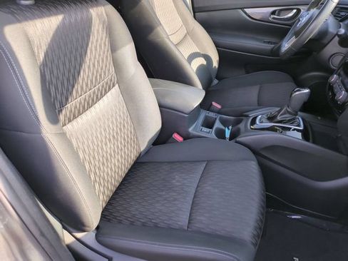 Used 2018 Nissan Rogue SV w/ Premium Package FWD image 33