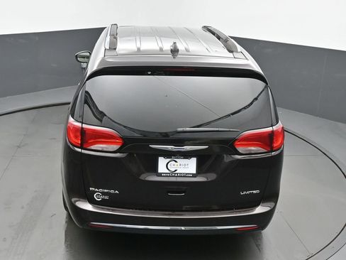 Used 2018 Chrysler Pacifica Limited image 42
