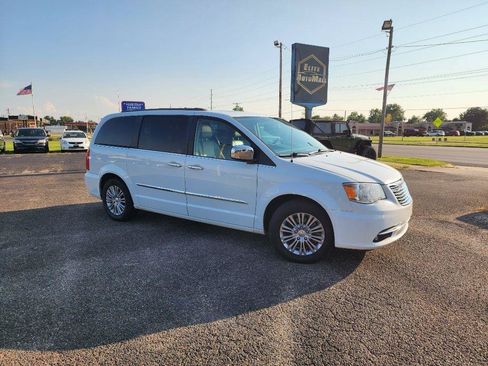 Used 2016 Chrysler Town & Country Touring-L FWD image 3