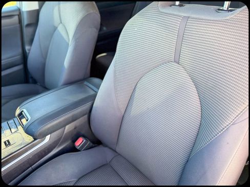 Used 2021 Toyota Highlander LE image 17