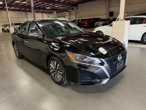 Used 2025 Nissan Altima 2.5 SV FWD image 5