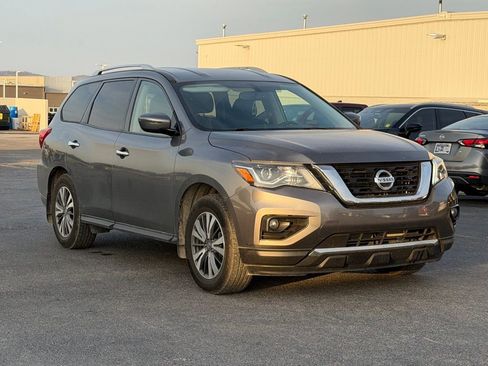 Used 2020 Nissan Pathfinder SV image 2