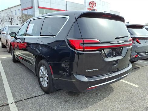 Used 2024 Chrysler Pacifica Touring-L image 3