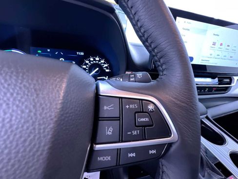 Used 2025 Toyota Sienna XLE w/ XLE Plus Package image 21