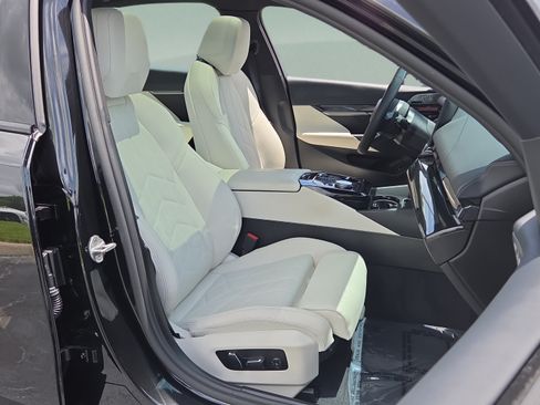 Used 2025 BMW 550e xDrive w/ Premium Package AWD/4WD image 17