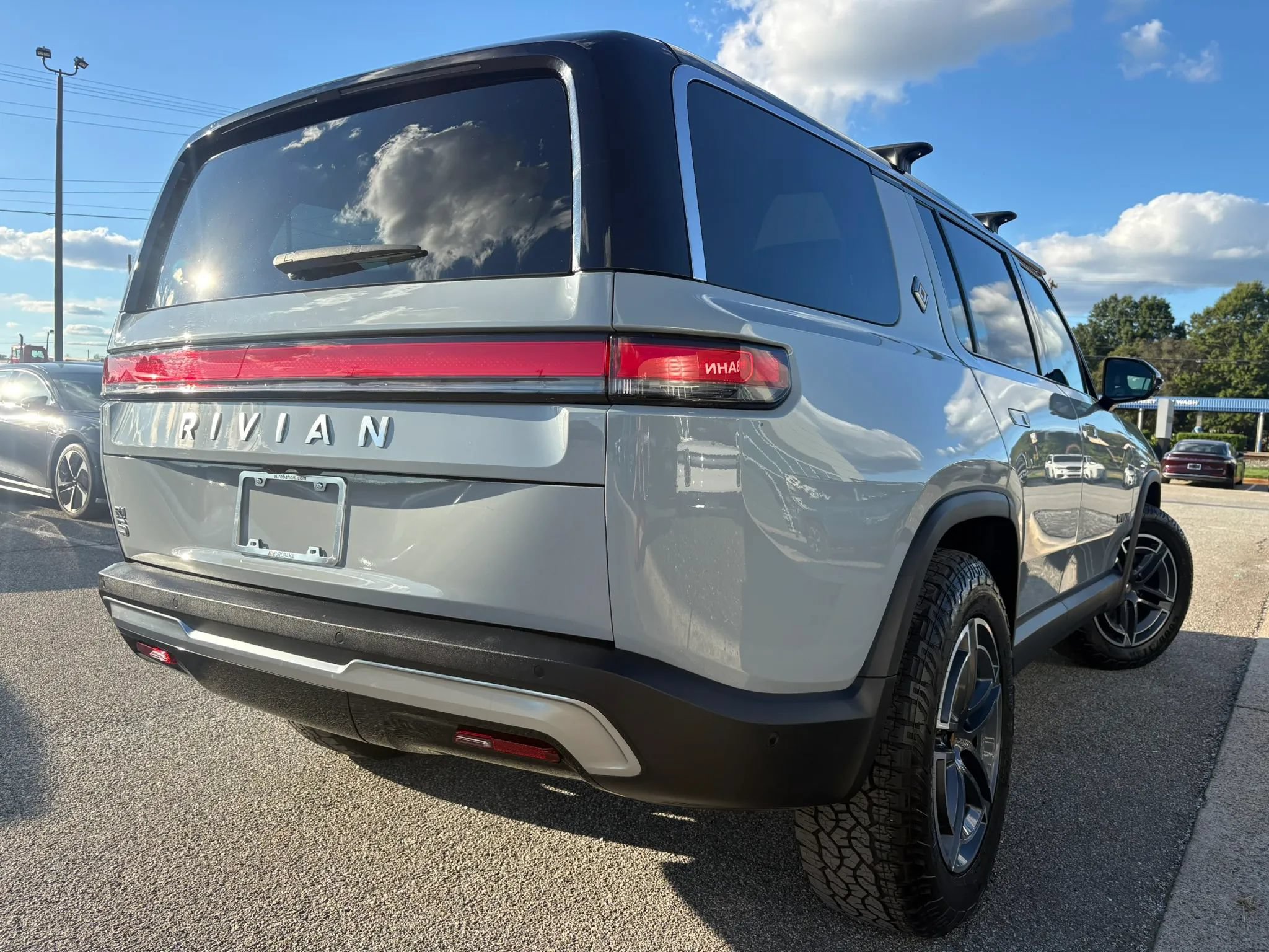 Used 2025 Rivian R1S Adventure Dual AWD/4WD image 5