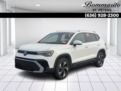 Used 2025 Volkswagen Taos SE AWD/4WD image 1