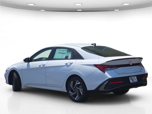 New 2025 Hyundai Elantra SEL image 5