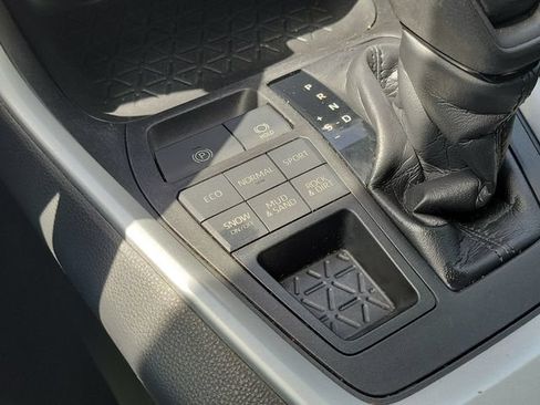 Used 2021 Toyota RAV4 XLE AWD/4WD image 28