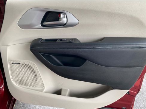 Used 2018 Chrysler Pacifica Limited FWD image 56