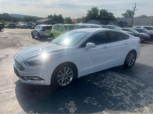 Used 2017 Ford Fusion SE FWD image 9
