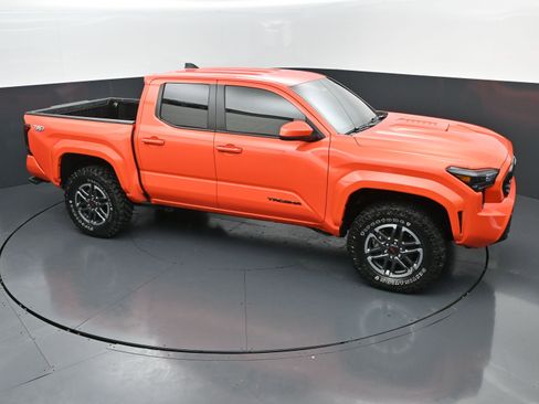 Used 2024 Toyota Tacoma TRD Sport AWD/4WD image 32