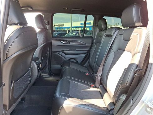 Used 2025 Jeep Grand Cherokee Altitude image 29