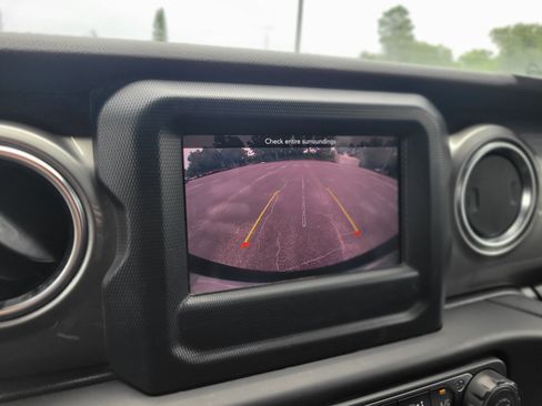 Used 2020 Jeep Wrangler Unlimited Sahara AWD/4WD image 21