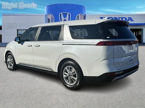 Used 2024 Kia Carnival LX image 4