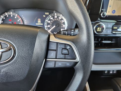 Used 2023 Toyota Highlander L image 31