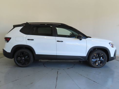 New 2026 Volkswagen Taos SE FWD image 2