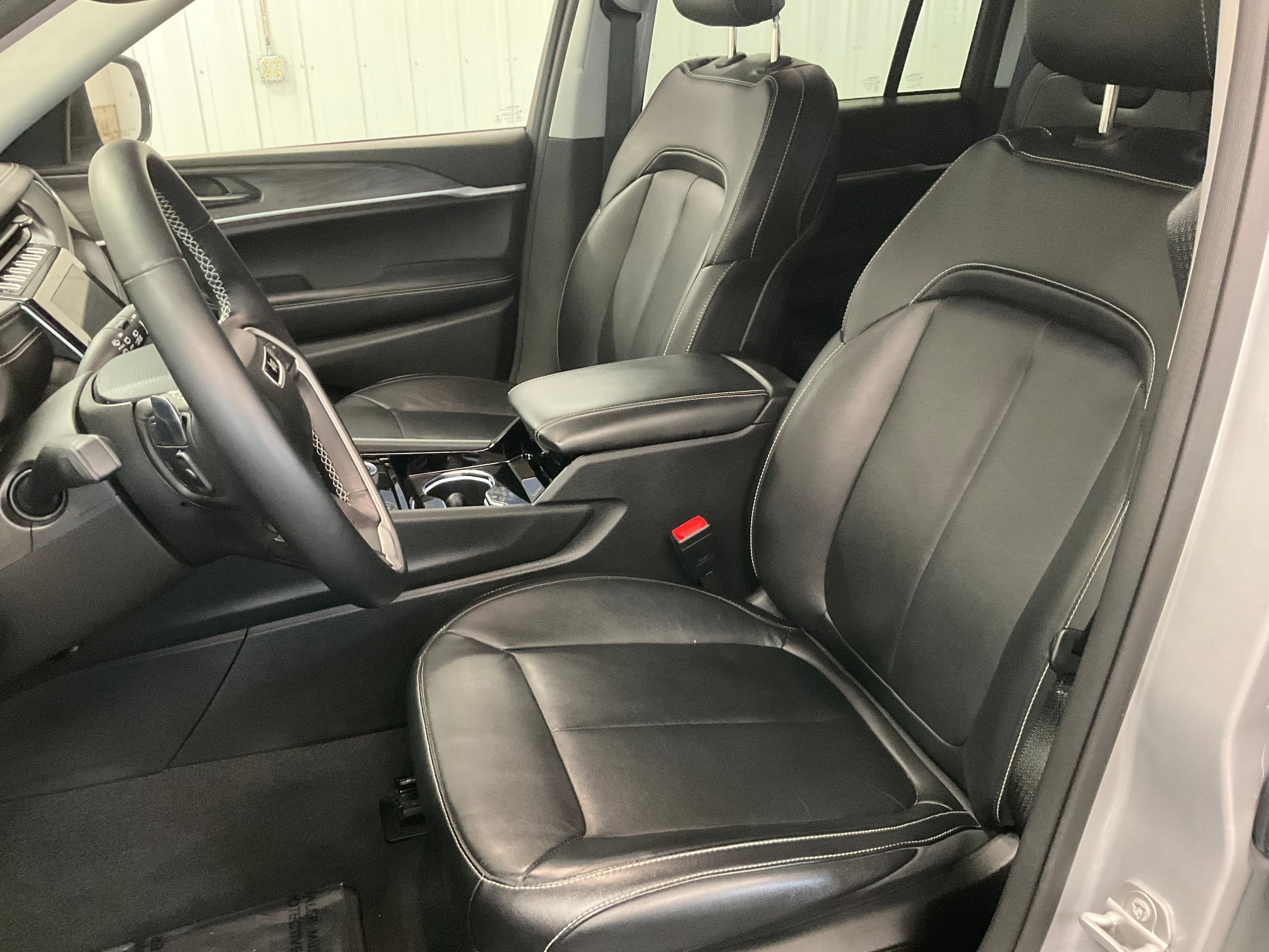 Used 2022 Jeep Grand Cherokee Limited AWD/4WD image 11