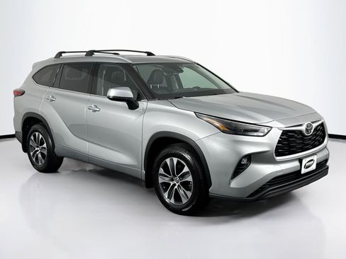 Used 2022 Toyota Highlander XLE AWD/4WD image 2