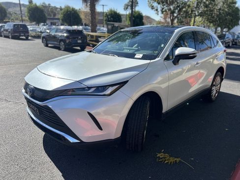 Used 2023 Toyota Venza Limited image 2