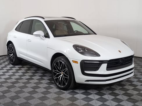 Certified 2025 Porsche Macan AWD/4WD image 10