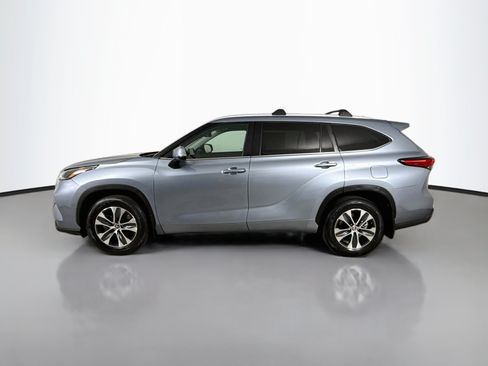Used 2023 Toyota Highlander XLE AWD/4WD image 4