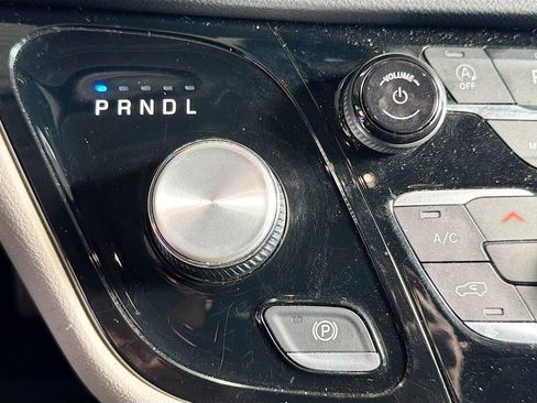 Used 2023 Chrysler Pacifica Touring-L image 16