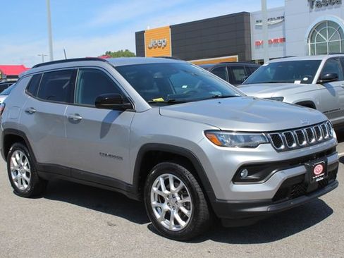 Used 2023 Jeep Compass Latitude AWD/4WD image 1