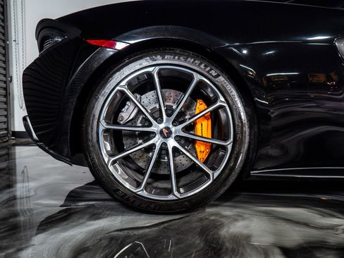 Used 2018 McLaren 570S Spider image 12