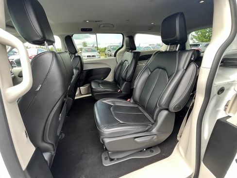 Used 2023 Chrysler Pacifica Touring-L FWD image 22