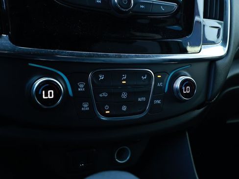 Used 2023 Chevrolet Traverse LT FWD image 18