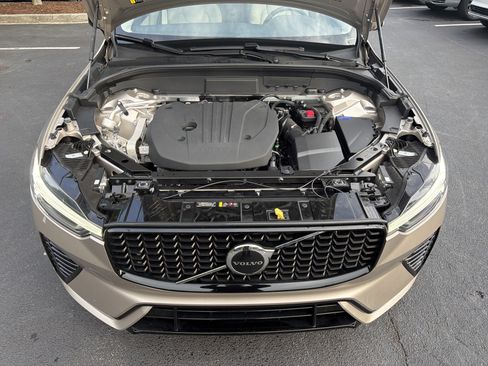Used 2025 Volvo XC60 B5 Core AWD/4WD image 36