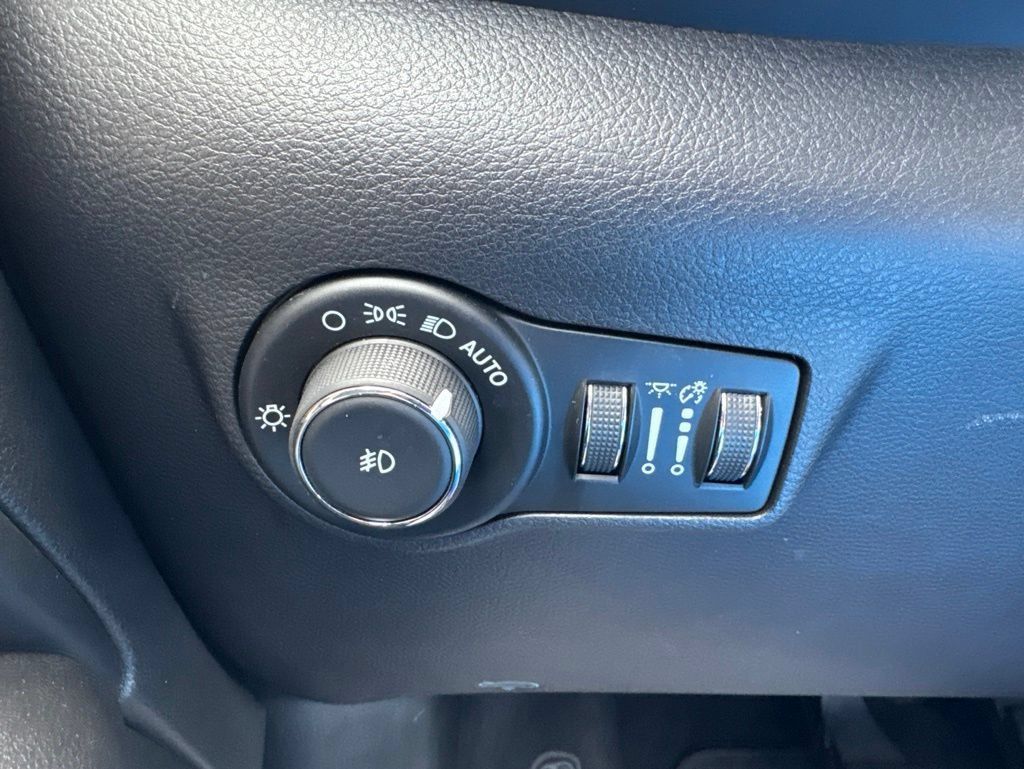 Used 2025 Jeep Compass Trailhawk AWD/4WD image 21