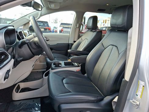 Used 2024 Chrysler Pacifica Touring-L image 14