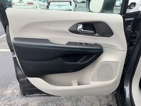 Used 2021 Chrysler Pacifica Touring w/ Cold Weather Group image 13