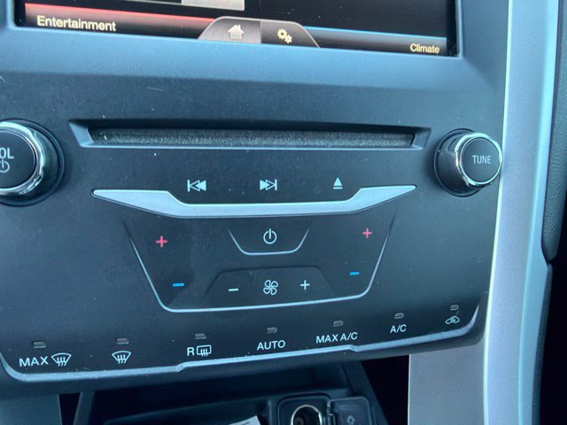 Used 2015 Ford Fusion SE FWD image 8