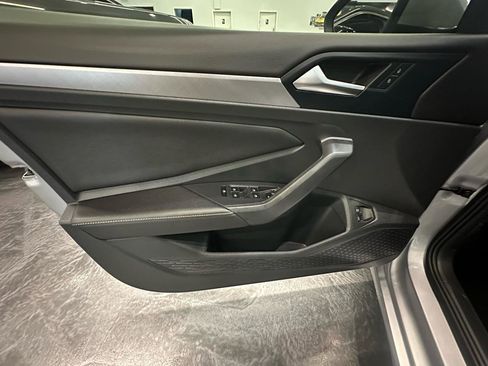 Used 2024 Volkswagen Jetta SE w/ Panoramic Sunroof Package FWD image 9