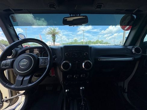 Used 2018 Jeep Wrangler Sahara w/ Connectivity Group AWD/4WD image 13