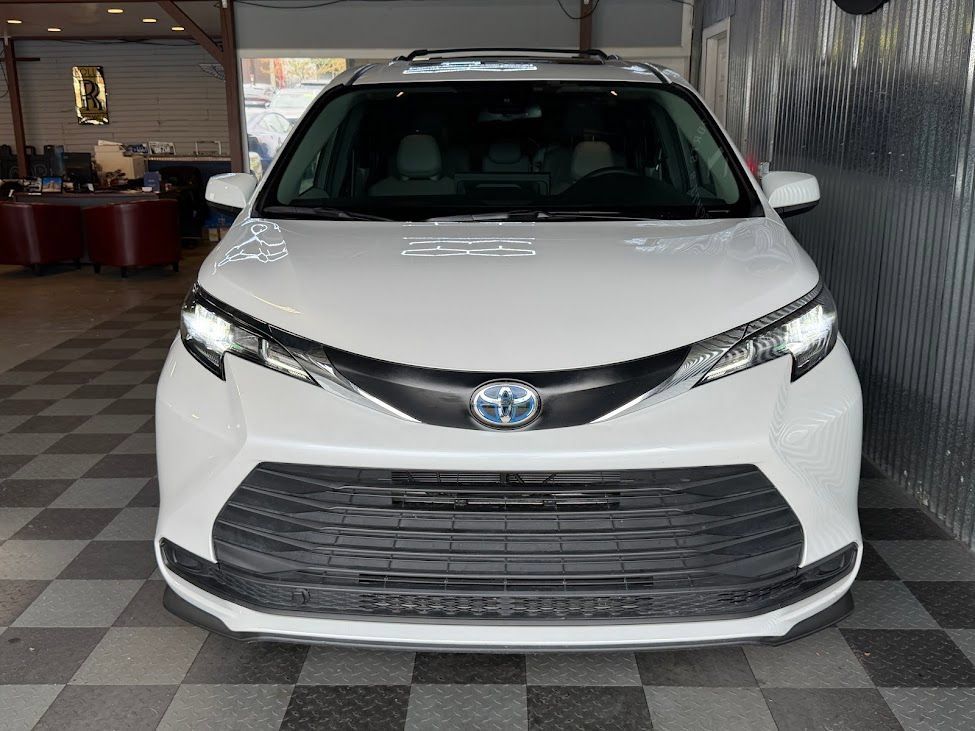 Used 2025 Toyota Sienna XLE FWD image 5