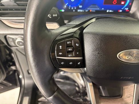 Used 2022 Ford Explorer Platinum w/ Premium Technology Package image 23