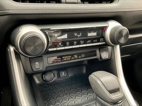 Used 2021 Toyota RAV4 LE image 15