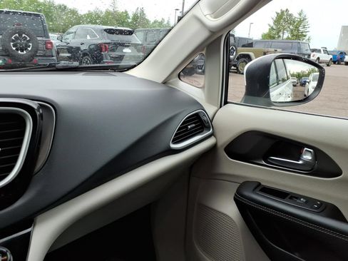 Used 2023 Chrysler Pacifica Touring-L FWD image 20