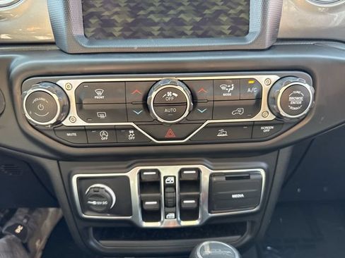 Used 2023 Jeep Gladiator Overland AWD/4WD image 18