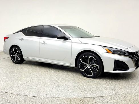 Used 2024 Nissan Altima 2.5 SR w/ SR Premium Package FWD image 3