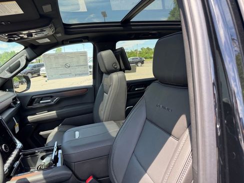 New 2026 GMC Yukon Denali w/ Denali Reserve Package AWD/4WD image 13